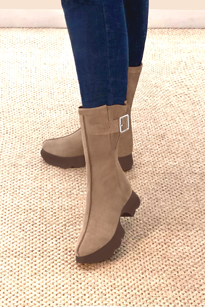 Biscuit beige women's ankle boots with a zip on the inside. Round toe. Low rubber soles. Worn view - Florence KOOIJMAN
